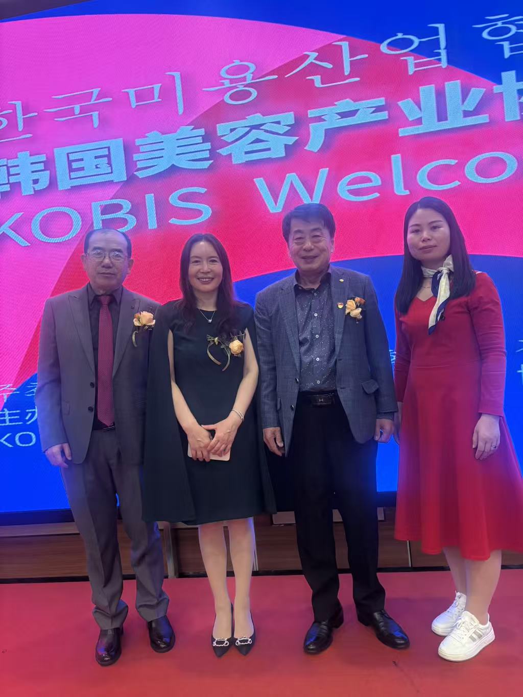 科技創(chuàng)新，品牌出海 ——中美韓國際美容健康產(chǎn)業(yè)峰會，瑞吉思榮膺兩項國際殊榮